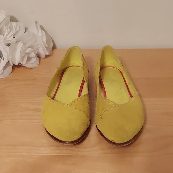 TOMS Shoes Blazing Yellow Women's Jutti Suede Flats Size 7 - Picture 2 of 16
